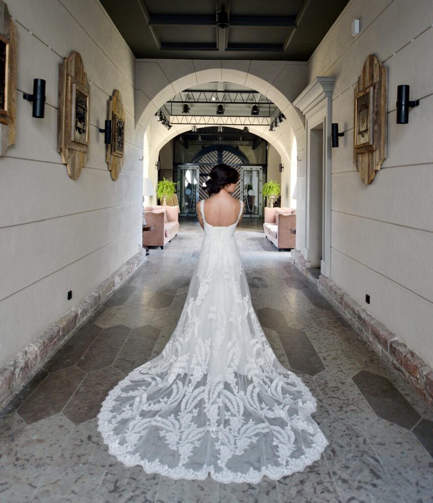 hermosa novia con vestido de novia de encaje en interiores en castellon