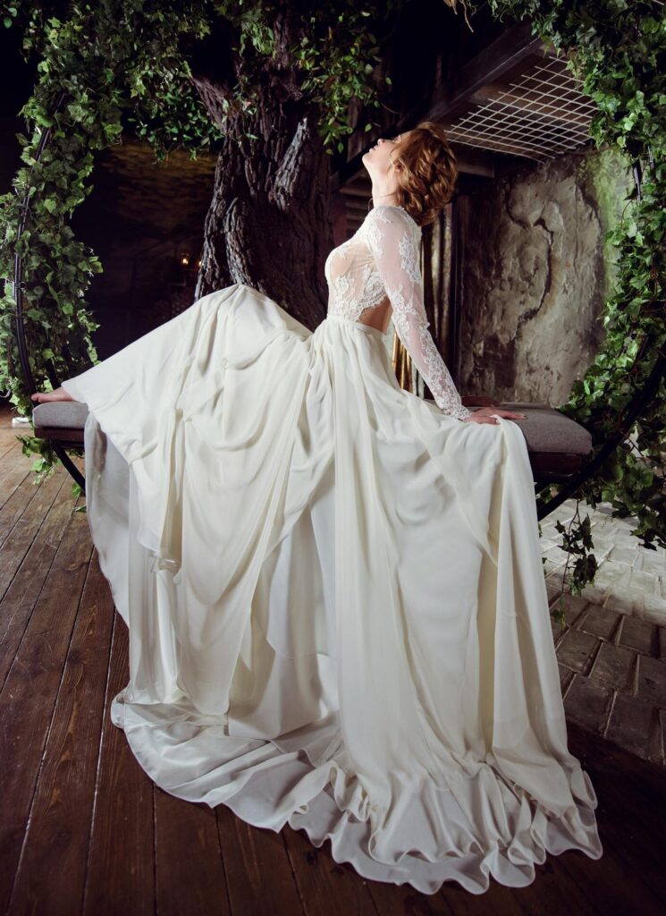 novia rubia con vestido de novia blanco de moda en castellon