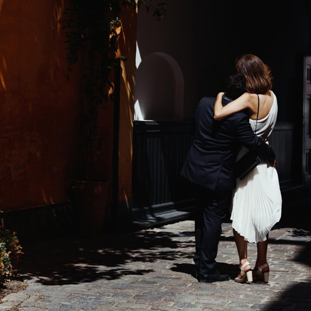 pareja de novios abrazando al novio recién casado en castellon