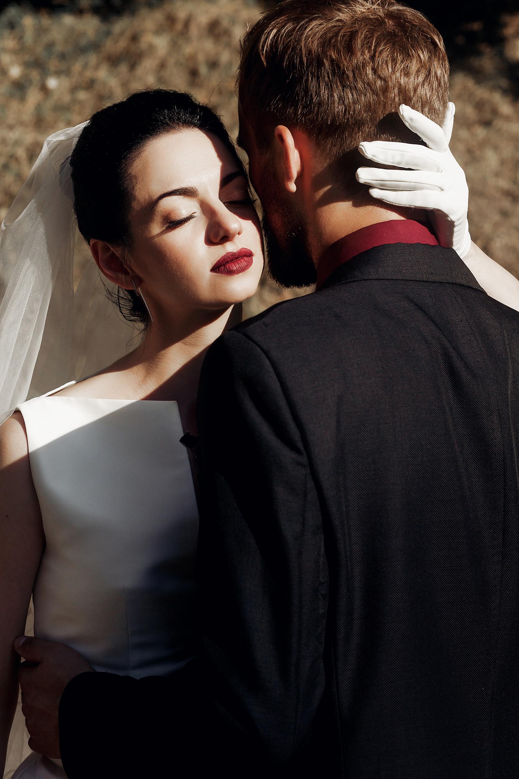 Una novia elegante y radiante abraza a un novio en castellon