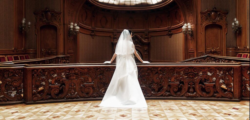 Novia radiante posando en unas escaleras de madera antiguas castellon