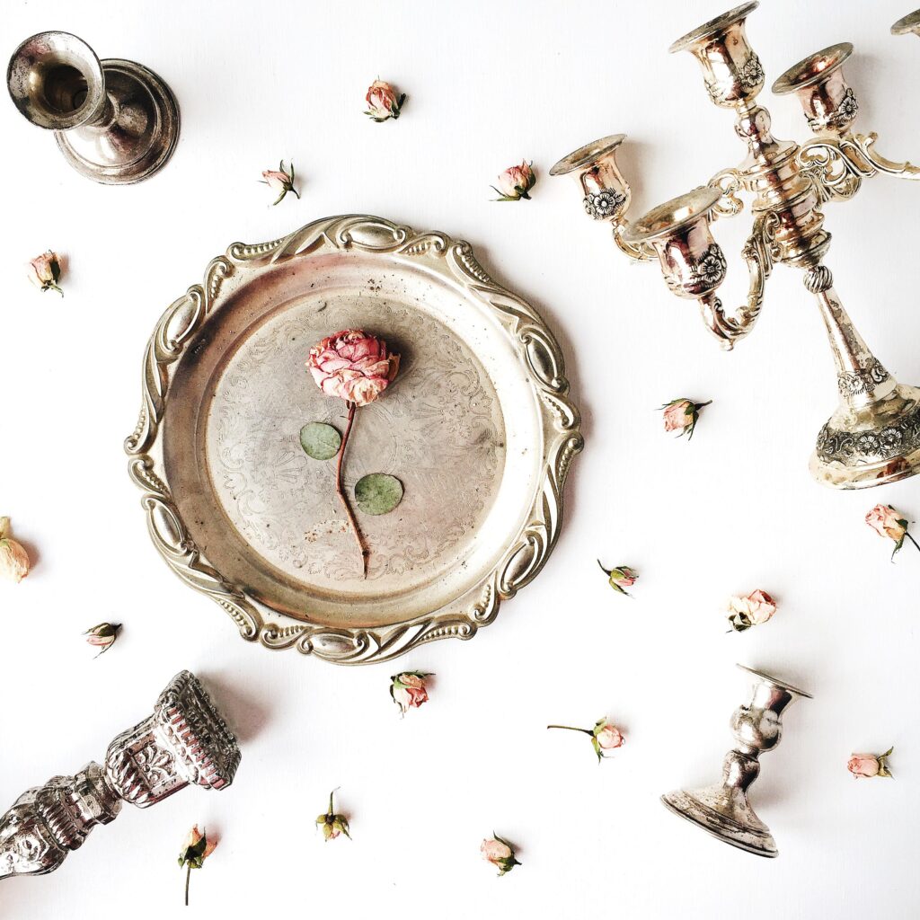 rosas con bandeja y candelabros dorados de una boda en castellon