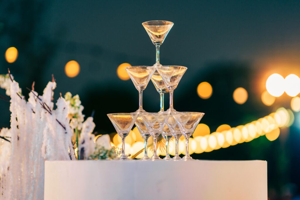 copas de martini apiladas brillando en forma de pirámide en una boda en castellon