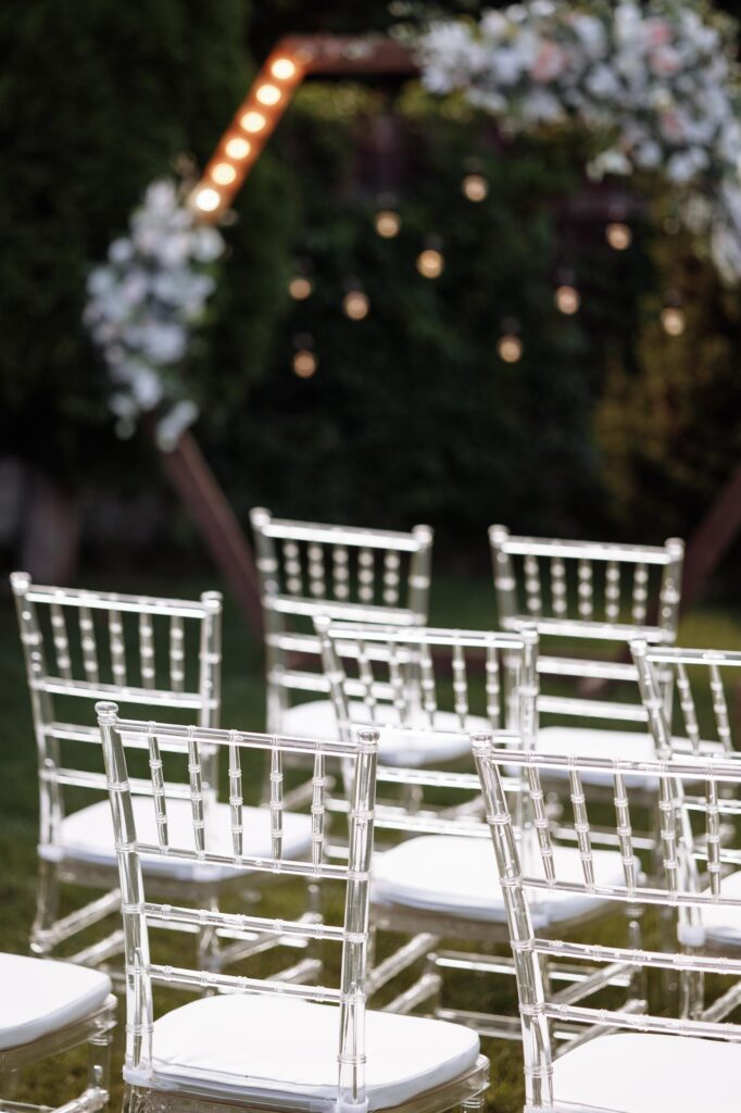 arco de ceremonia de boda con sillas vacías y flores en castellon