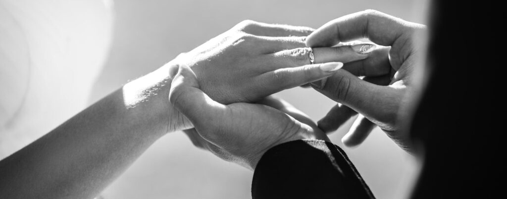 intercambio de anillos de compromiso de boda entre parejas casadas en castellon