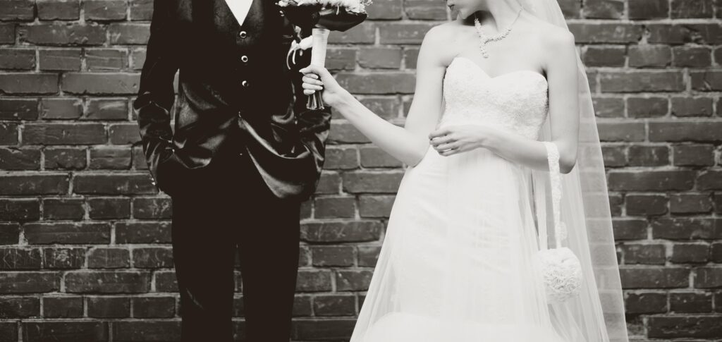 Joven pareja de recién casados ​​juntos en el día de su boda en castellon