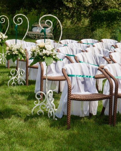 Lugar de boda en Castellón con sillas listas para los invitados