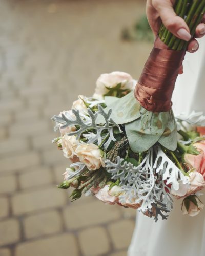 novia sosteniendo ramo de novia de flores variadas en una boda en castellon