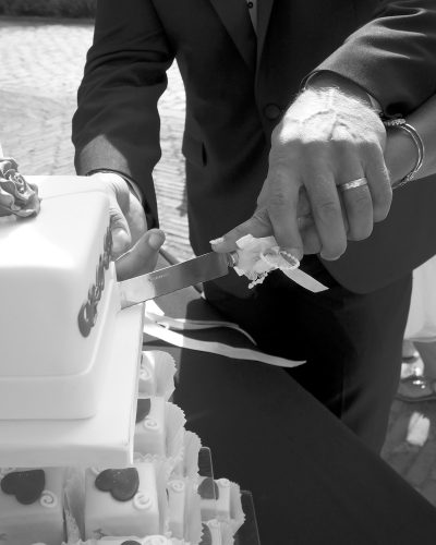 Boda en Castellón pareja de novios cortando la tarta