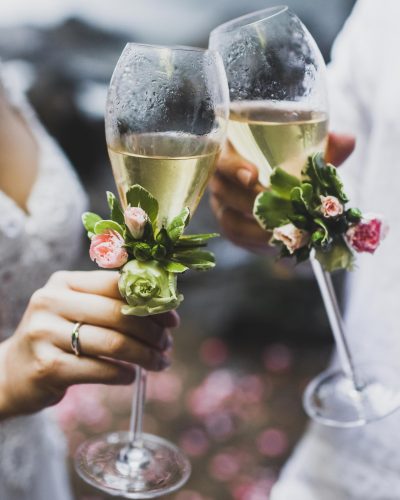 manos de hombre y mujer sosteniendo dos copas de champán en una boda en castellon
