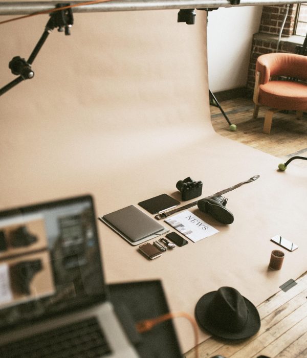 Sesión de fotos de accesorios masculinos sobre un fondo en castellon